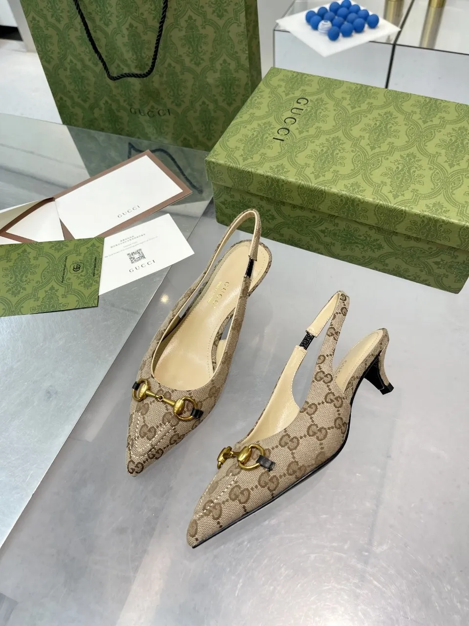 👟👟Ex-factory price 440👟👟 (genuine leather sole +40) Gucci Signoria pumps are named after the central square of Florence, recreating the classic and elegant style of the birthplace of the brand. Combining shiny patent leather with a pointed toe, these shoes are embellished with Gucci's signature chain, adding a stylish edge to your new season wardrobe. Upper: Made of first-layer imported patent cowhide/sheepskin lining. Outsole: rubber non-slip outsole/genuine leather outsole. Size: 35-42 (34/41 42 customized, non-refundable)